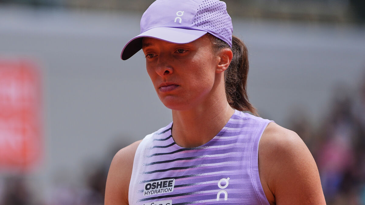 World number three Iga Świątek eliminated in straight sets by Marta Kostyuk at French Open