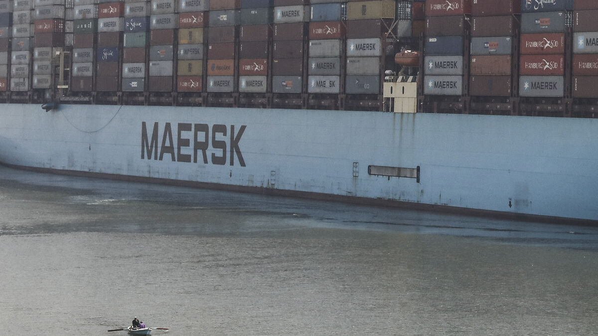 Maersk and Hapag-Lloyd Resume Suez Canal Container Route