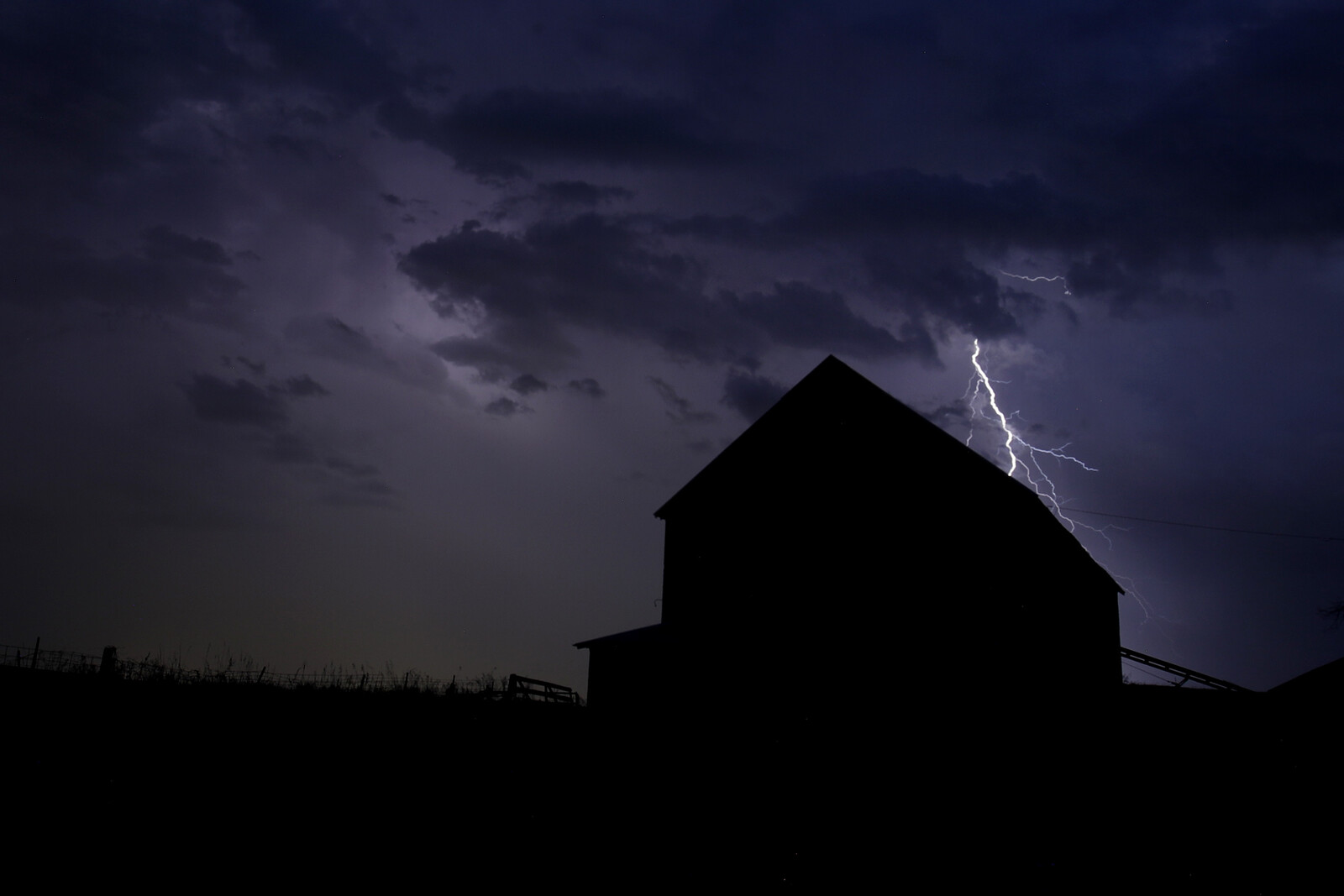 Thunderstorm Causes Power Outages and Train Delays in Central Norrland