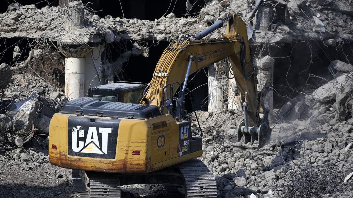 Caterpillar Shares Drop Nearly 10%