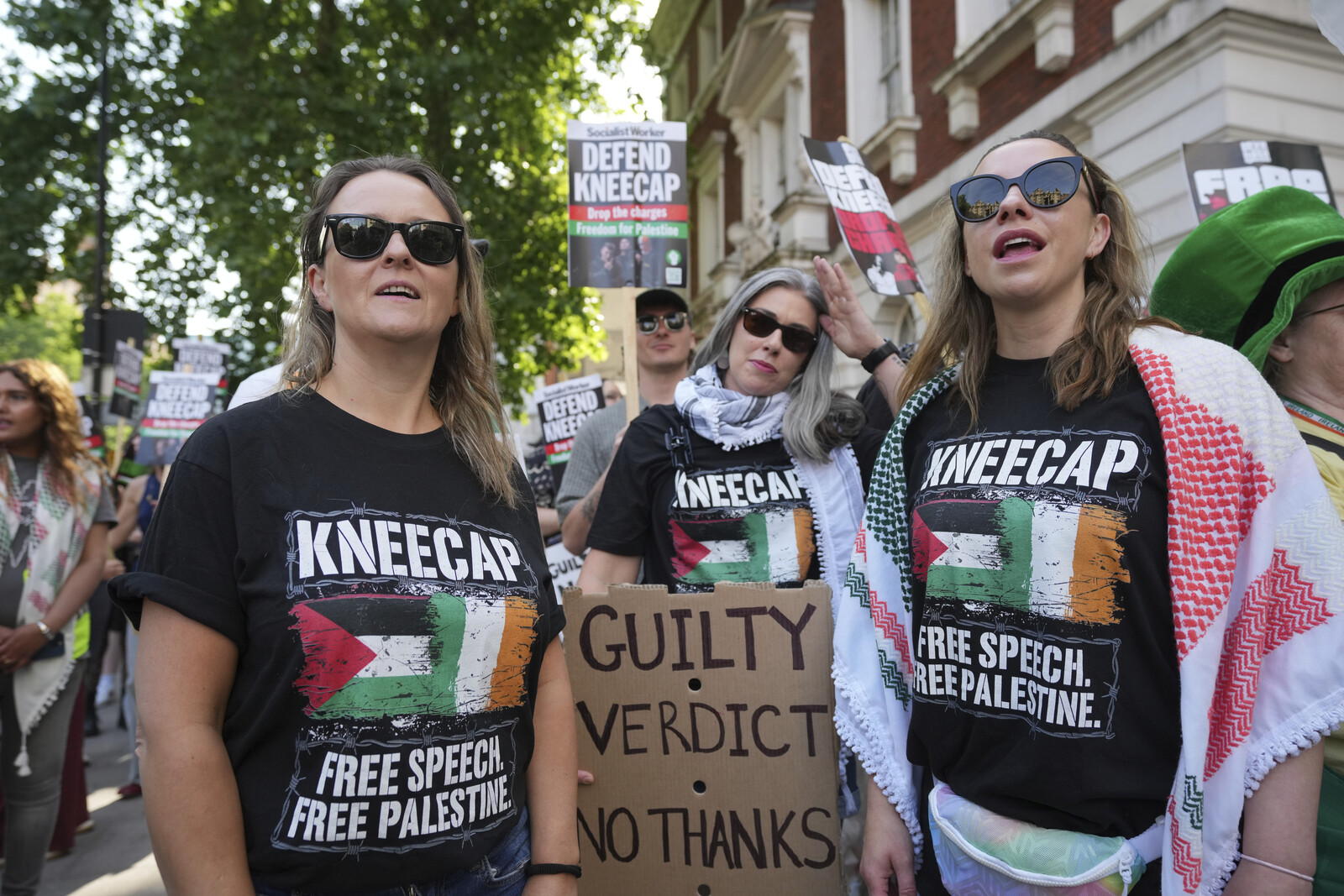 Supporters Rally for Kneecap Outside