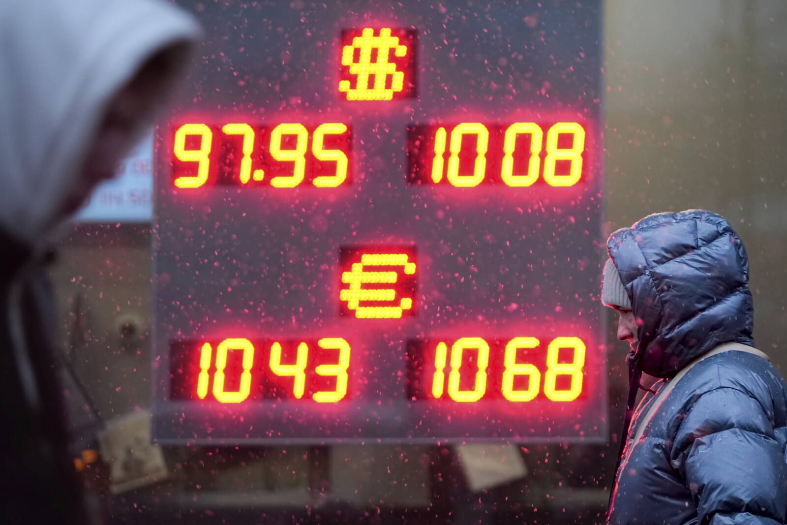 Russian Economy Faces Strain as Banks Struggle with Defense Loans