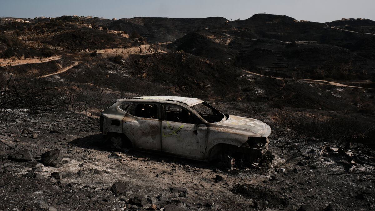 Spain wildfire gains ground toward