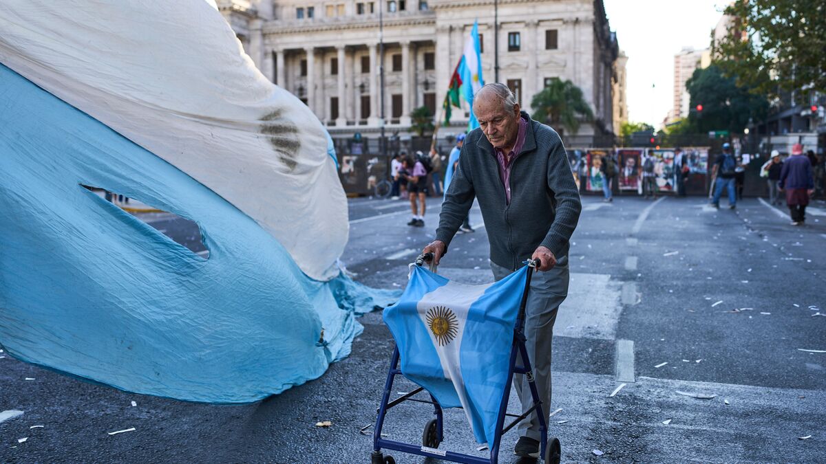 Argentina's inflation falls for first time in eleven months, to 2.6 percent in April