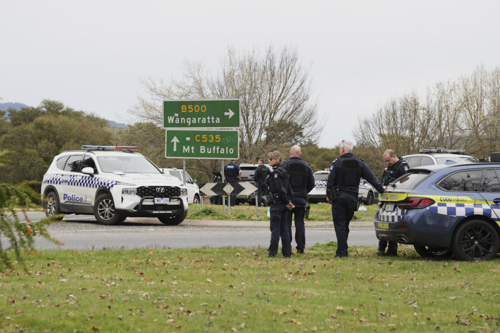 Wife Urges Suspected Police Killer to Surrender in Australia Manhunt