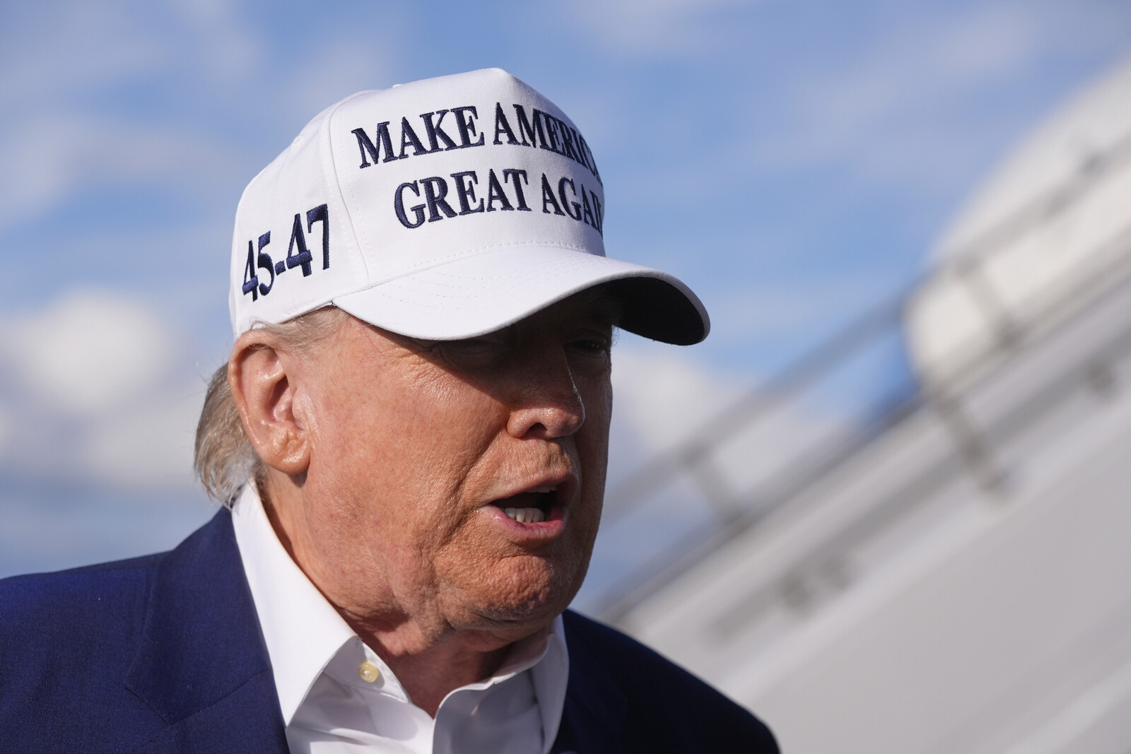 Trump Criticizes Putin as "Completely Crazy" Amid Russia-Ukraine Tensions
