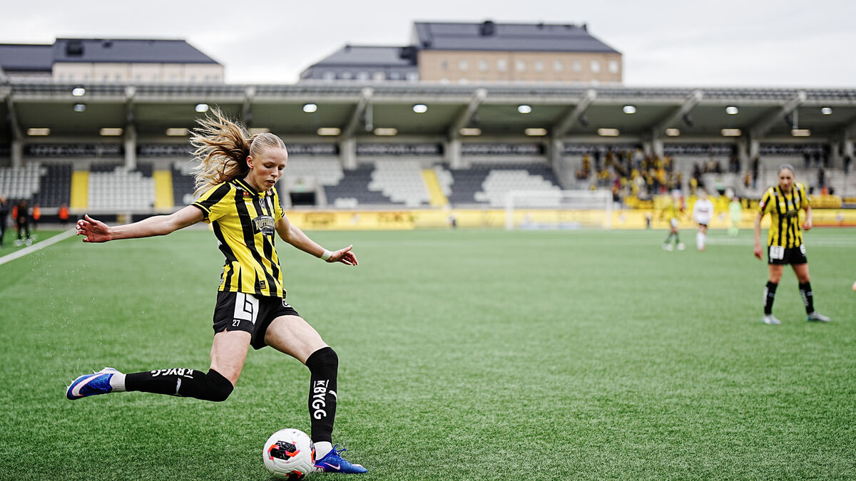 Häcken win after plane crash