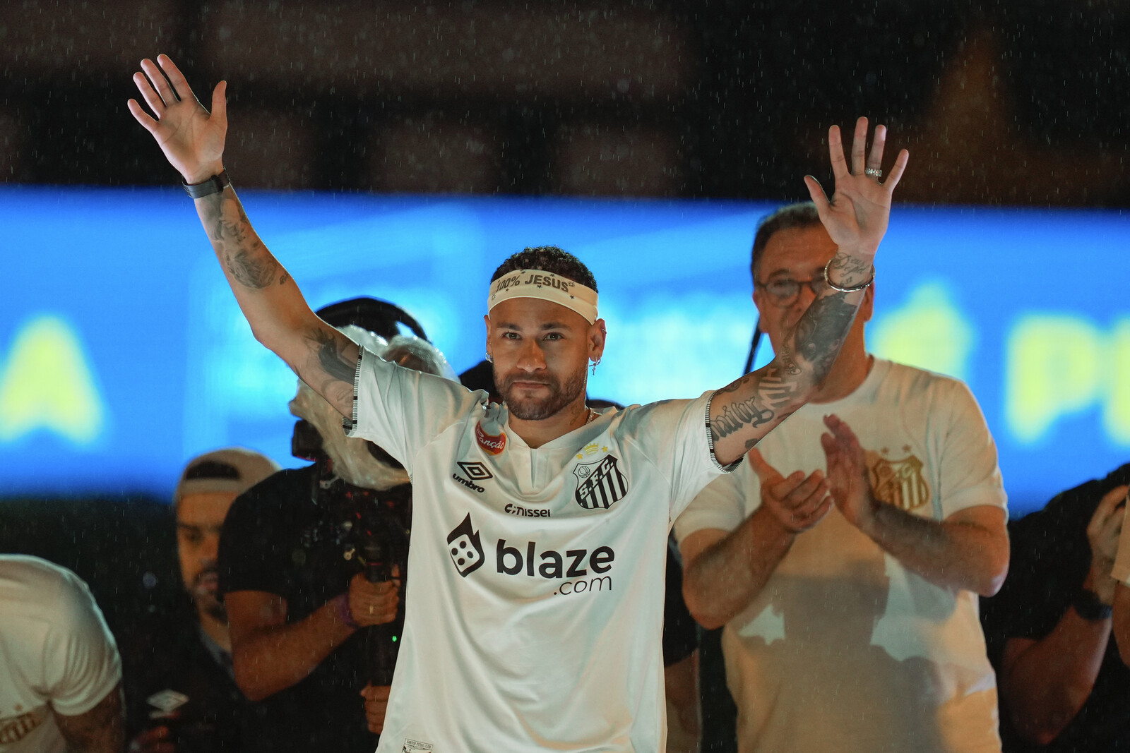 Neymar Signs Six-Month Contract to Stay with Santos in Brazil
