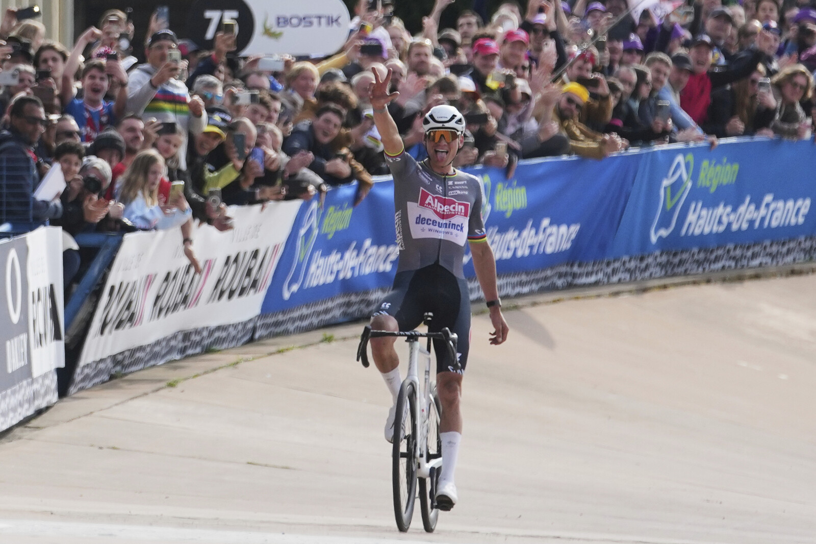 Spectator Apologizes for Throwing Bottle at Cyclist Van der Poel