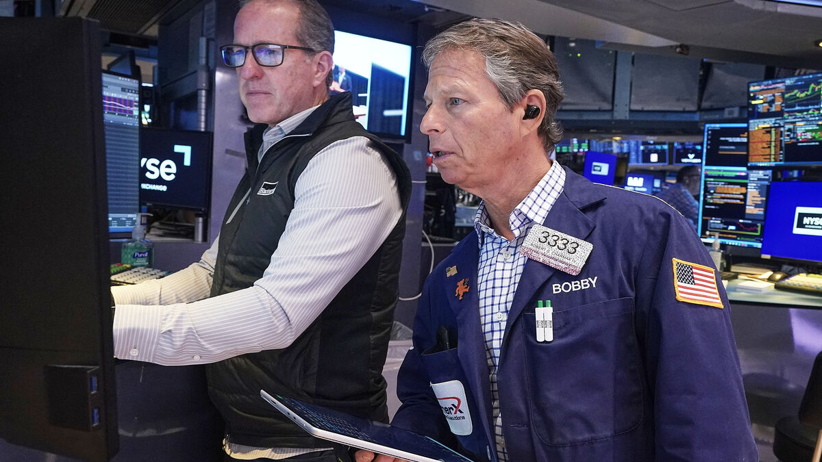 Slight rise on the New York Stock Exchange as Dow Jones closes at record high