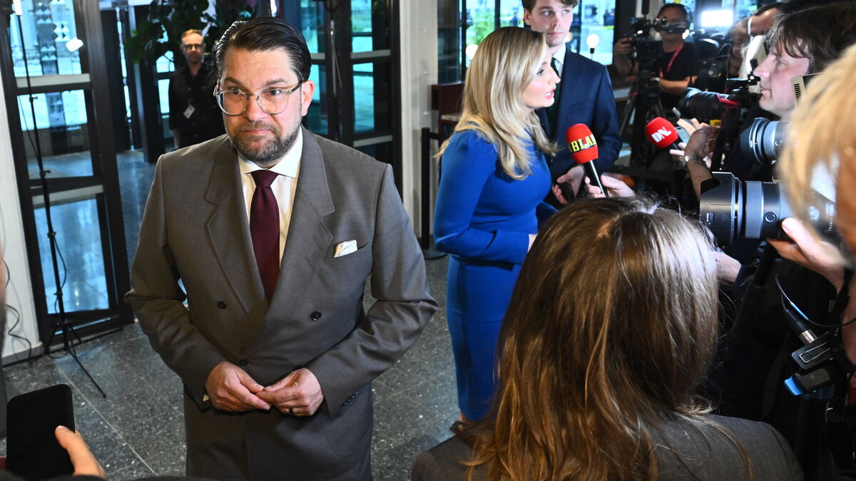 Four people removed by police from TV house at Gärdet in Stockholm during SVT debate