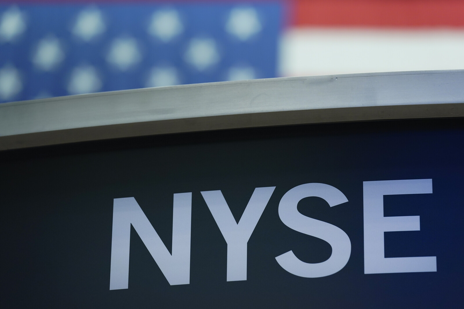 Apple Boosts Wall Street as Stock Market Rises Broadly