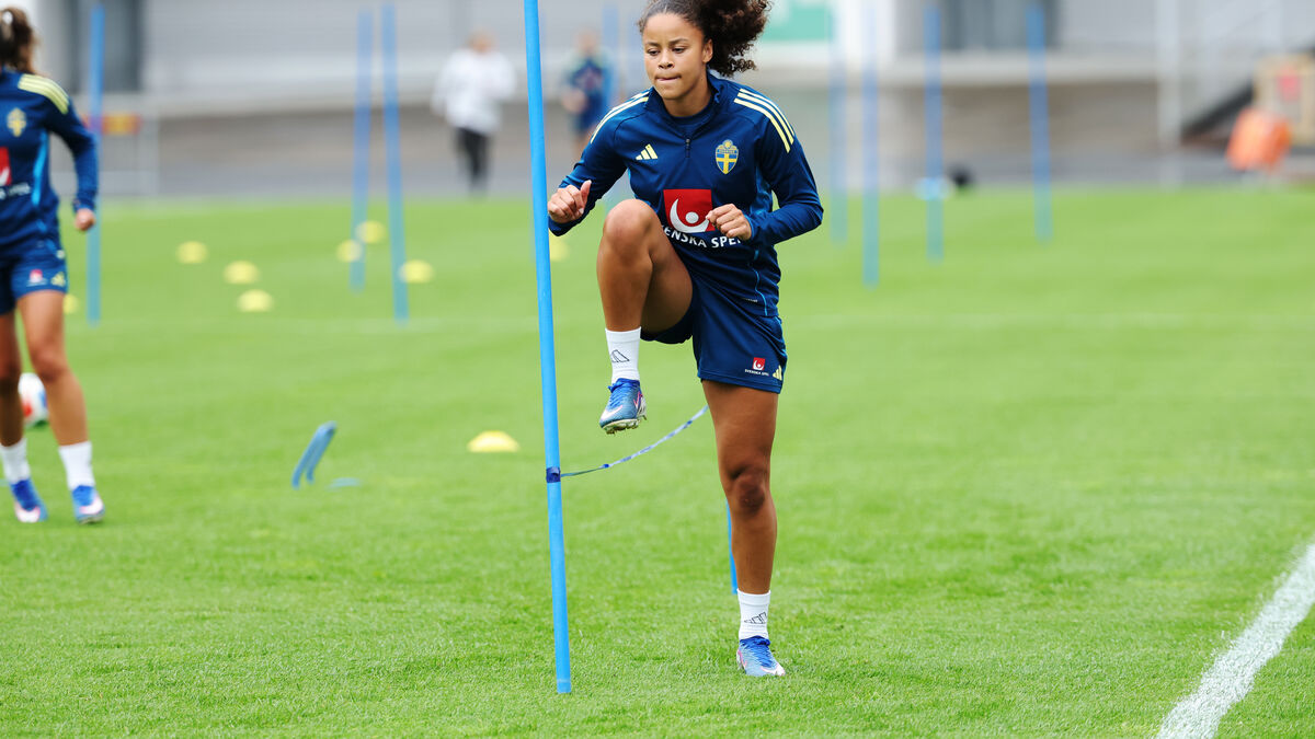 Felicia Schröder in training ahead of crucial match against Denmark