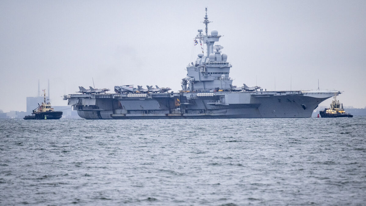 Nuclear-powered aircraft carrier docks in Malmö