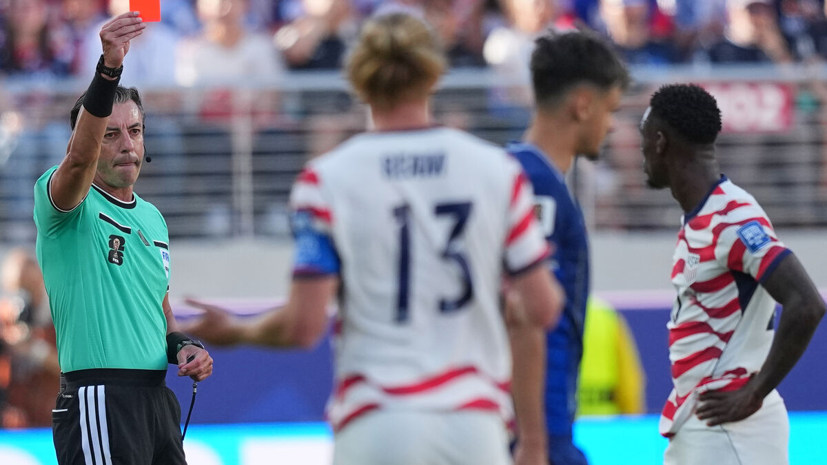 USA advances to World Cup round of 16 despite Folarin Balogun red card