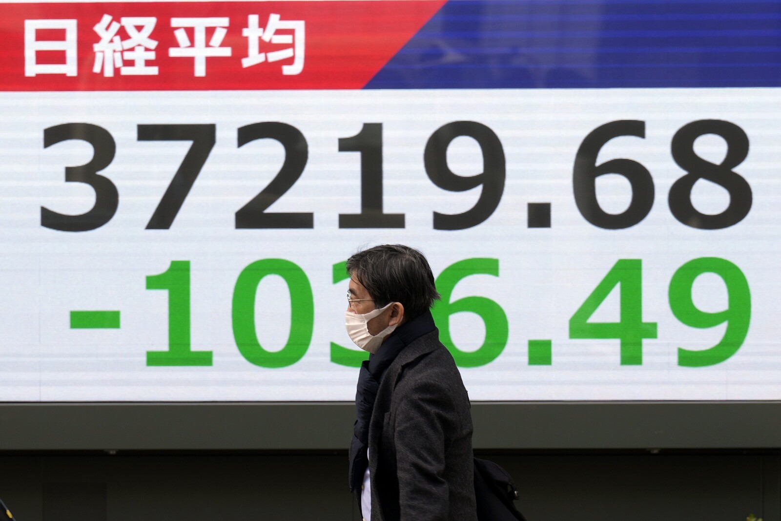 Tokyo Stocks Dip as US Tariff Threats Shake Asian Markets