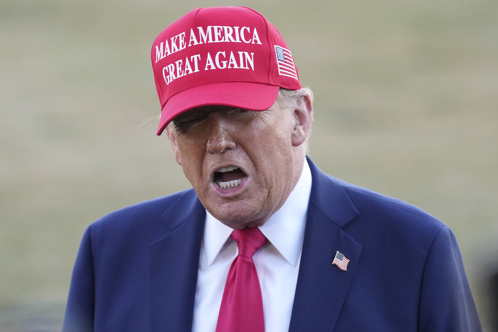 Trump Criticizes Zelenskyj, Urges U.S. to Focus Less on Putin