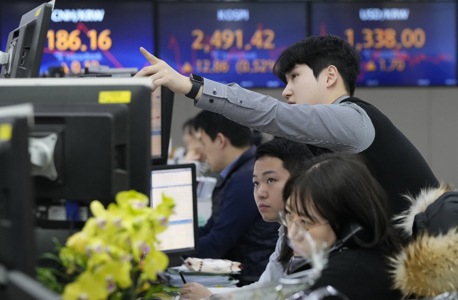 Upwards in China – downwards in Japan