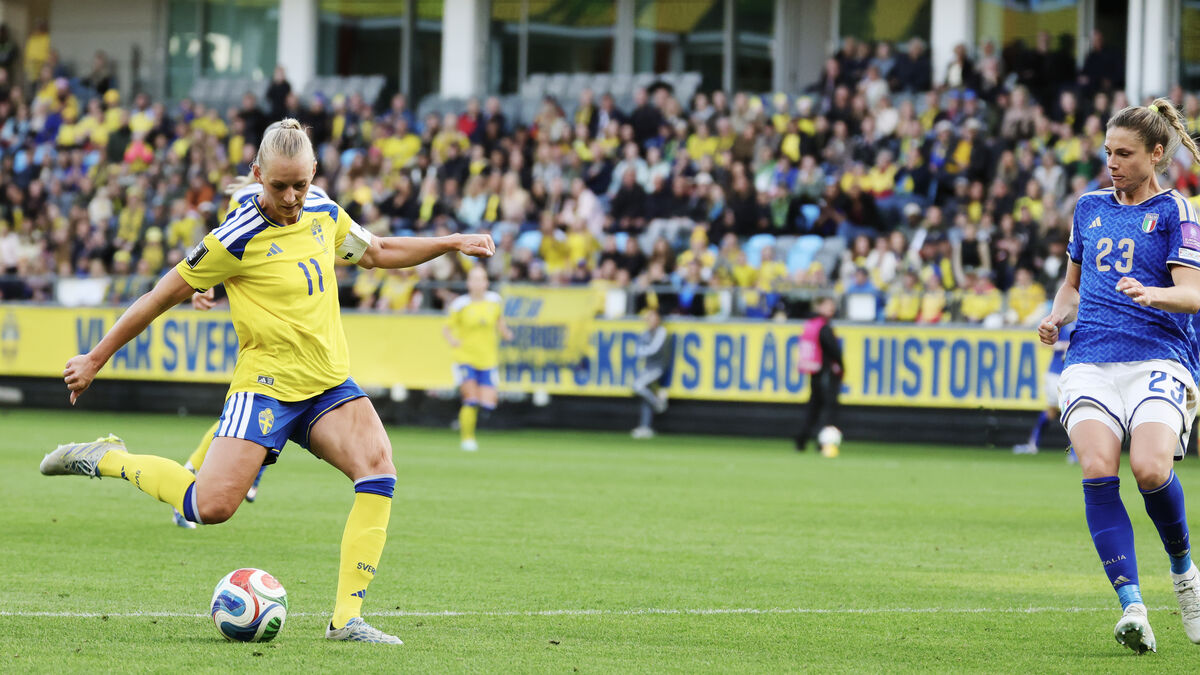Stina Blackstenius on the bench