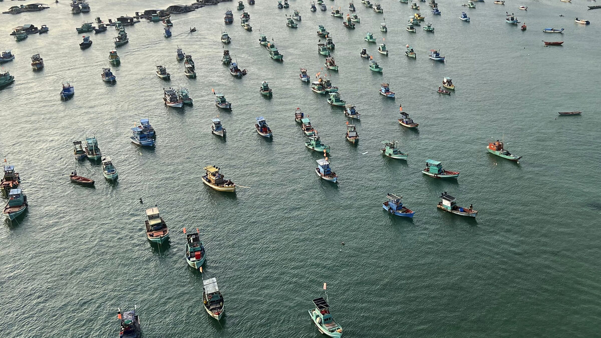 Vietnam boat capsizes off Phu