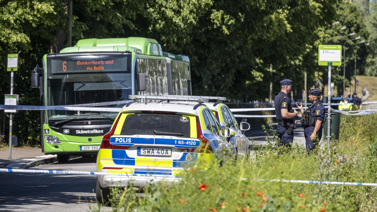 Two teenage boys sustain life-threatening injuries after fight on bus in Malmö