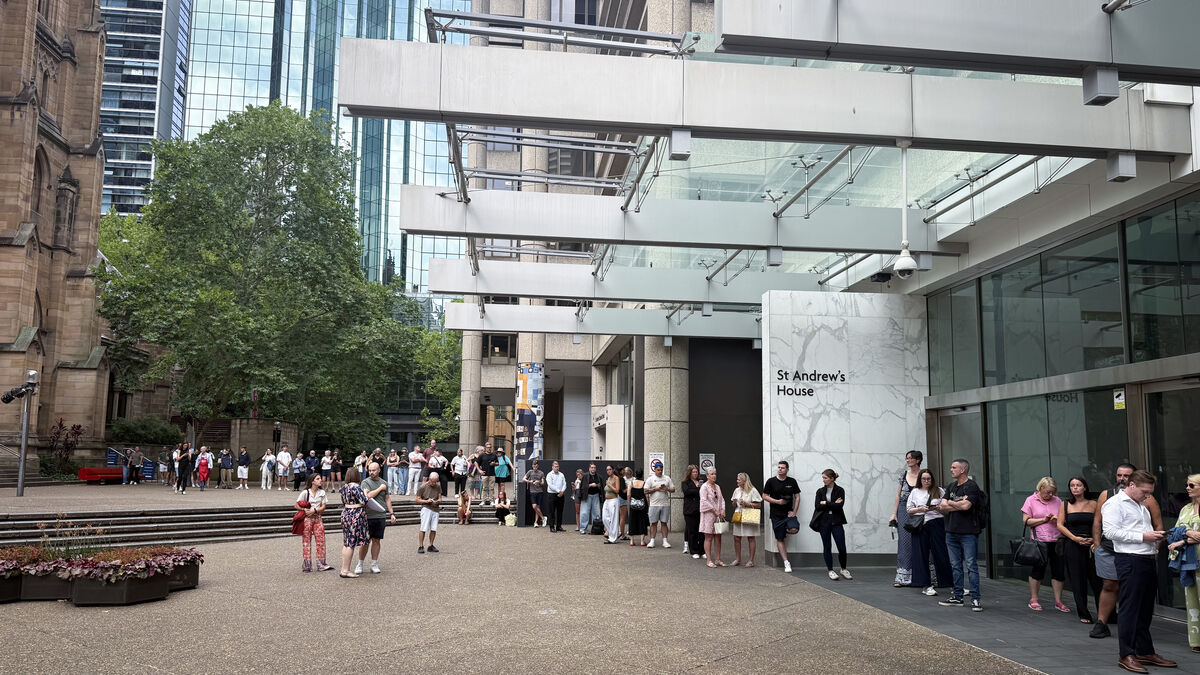 Thousands queue to donate blood after Sydney terror attack