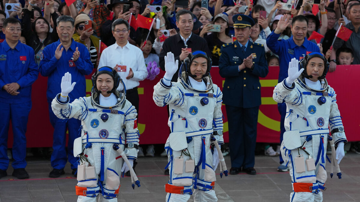 China prepares for Moon mission,
