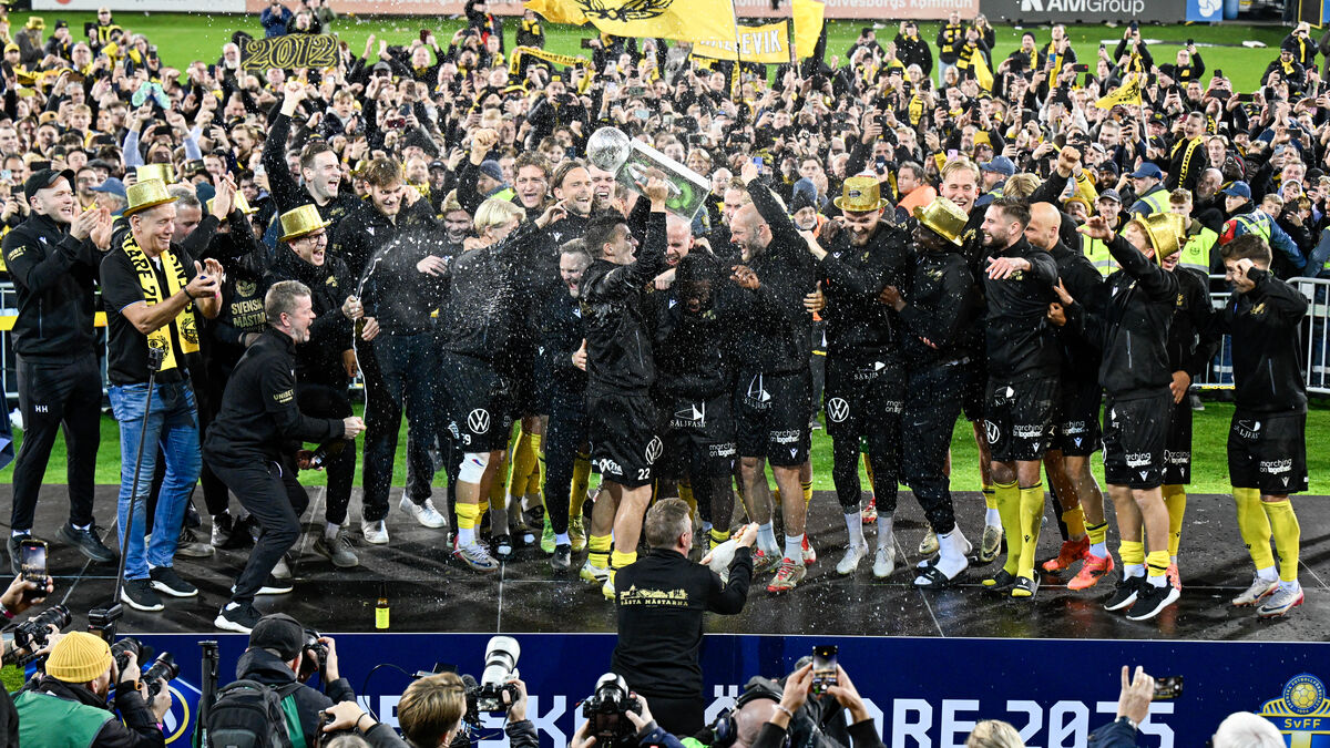 Here Mjällby lifts Lennart Johansson's trophy