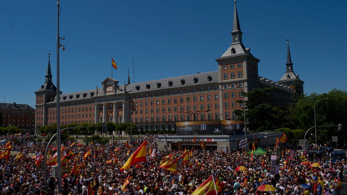 Tens of thousands demonstrate against Prime Minister Sánchez in Madrid
