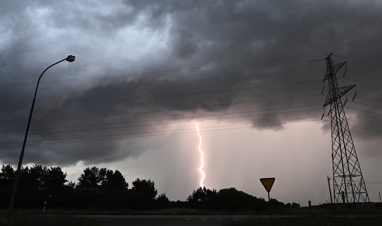 SMHI Warns of Severe Thunderstorms in Northern and Central Sweden