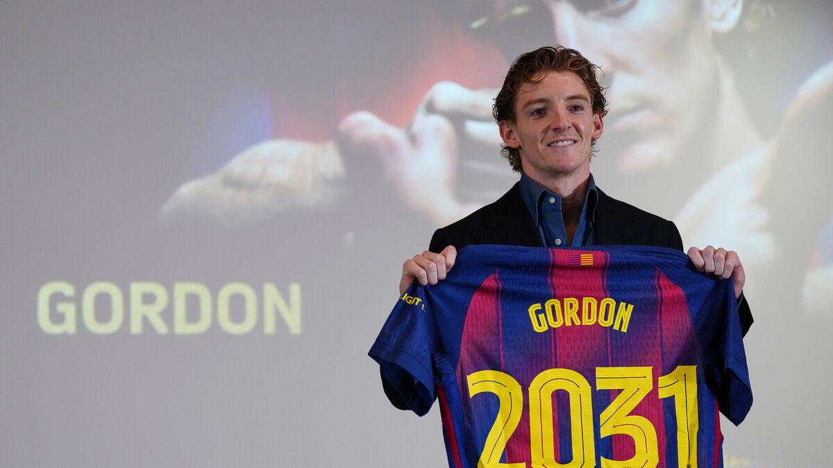 Anthony Gordon presented by Barcelona after signing from Newcastle