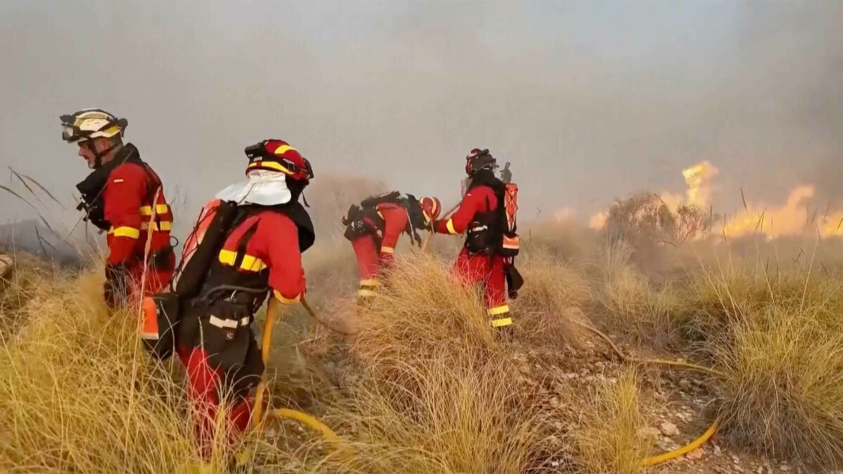 Spain declares three days of mourning after deadly wildfire near Almería