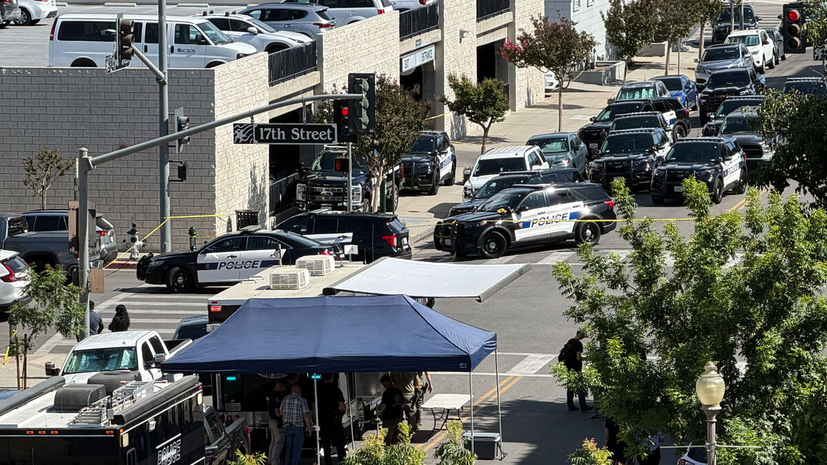 Hostage crisis at bank in Bakersfield, California