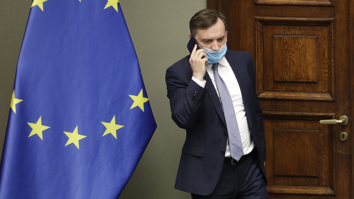 Poland's former justice minister Zbigniew Ziobro flees to the US