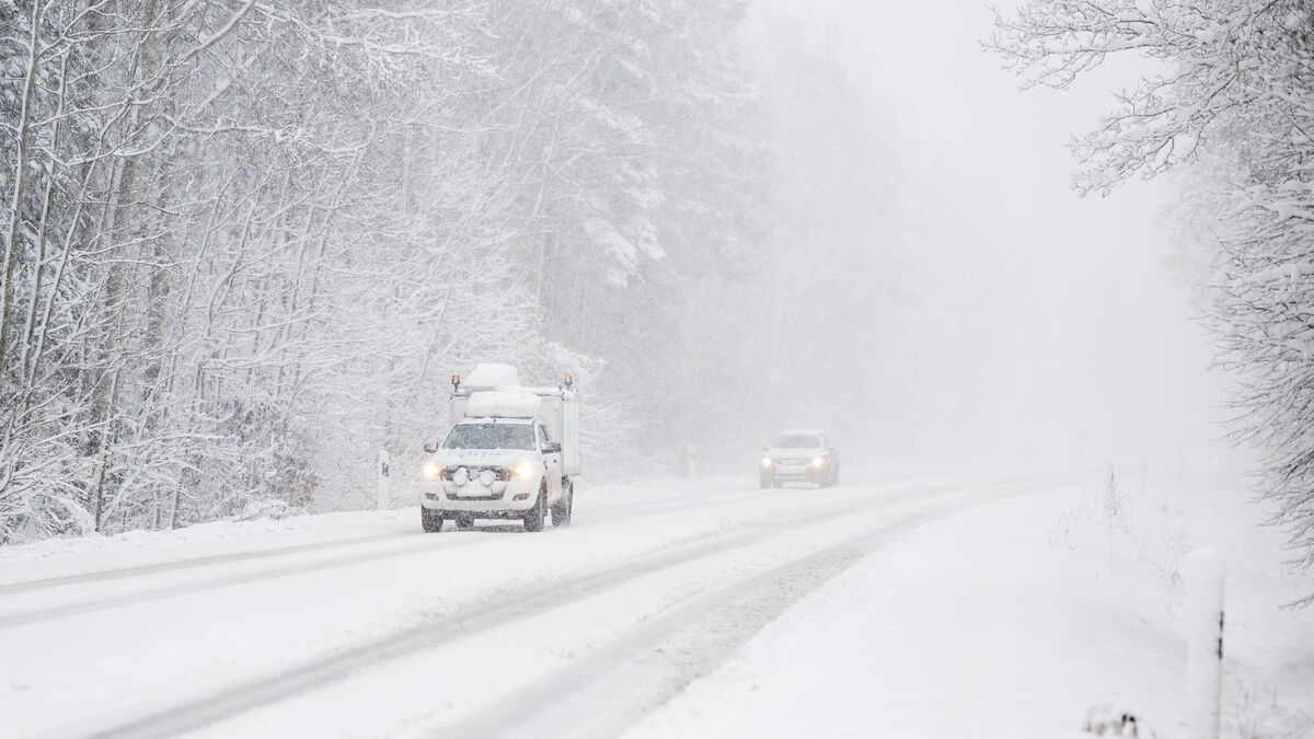 Warnings for snowfall and icy conditions on Sunday