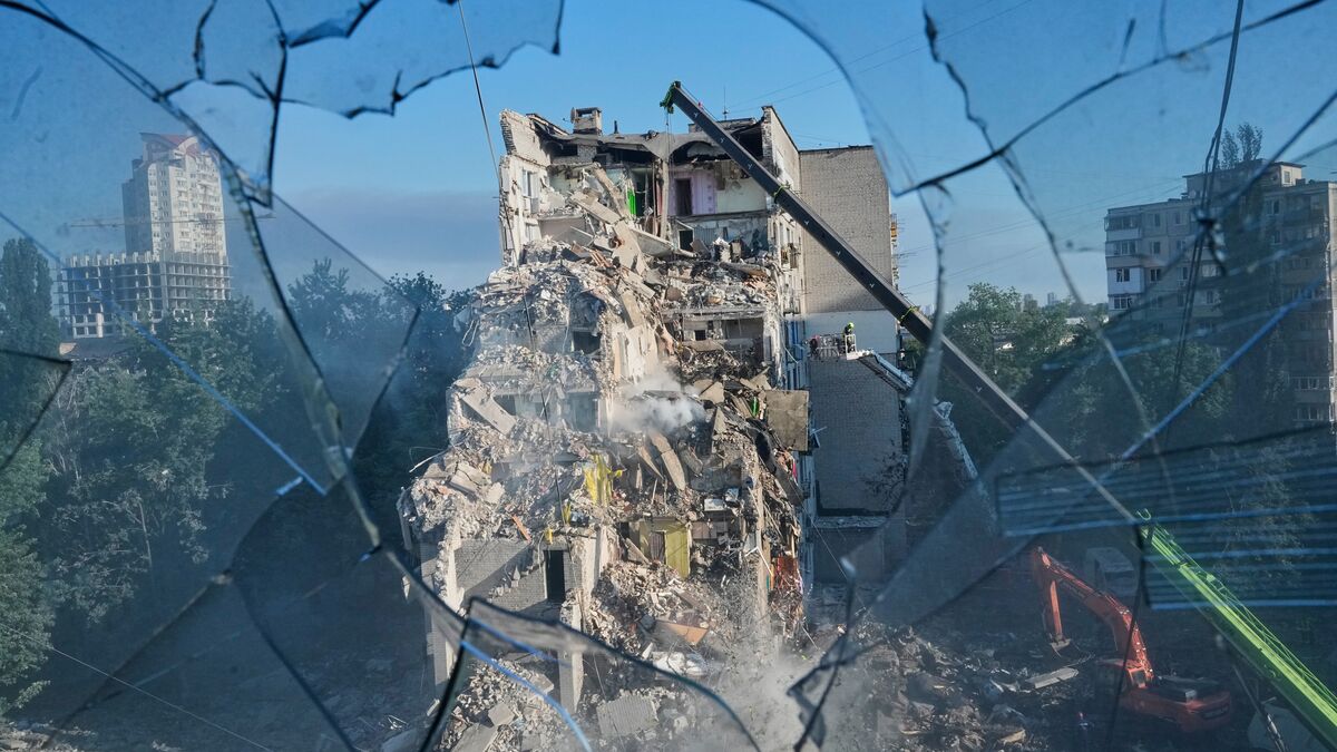 Russian strike destroys apartment buildings in Kyiv, leaves residents homeless