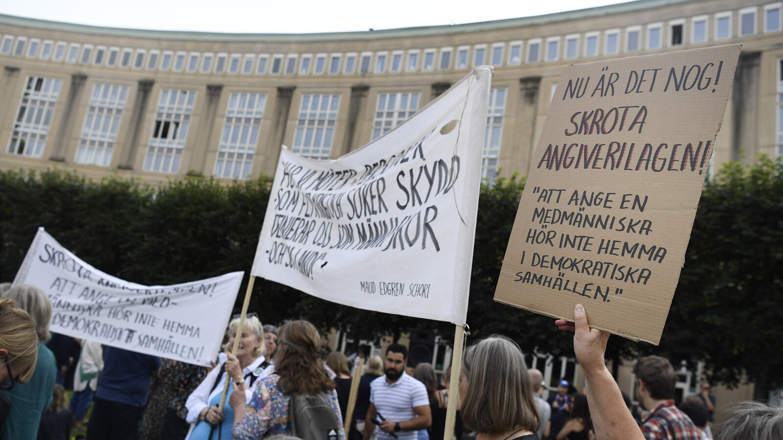 Regions critical - majority against "informer law"