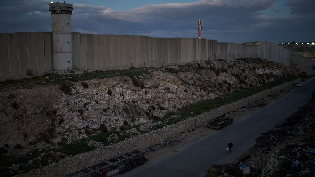 West Bank: Two Palestinians reportedly