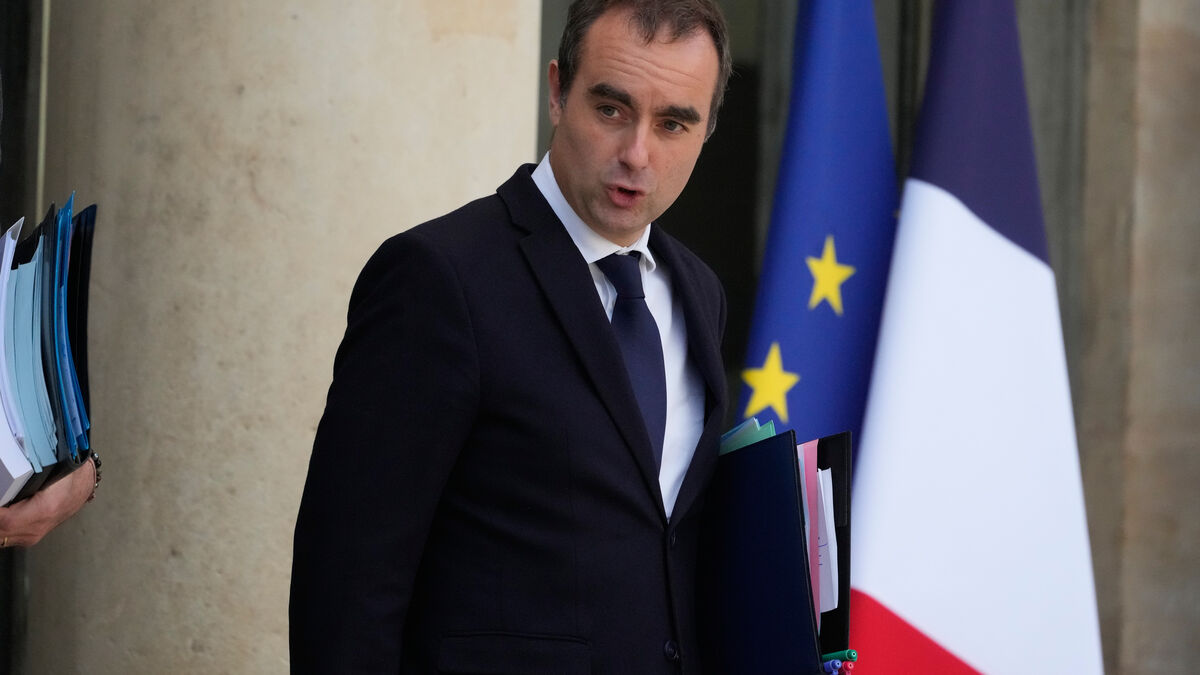 France's Prime Minister Delays Pension