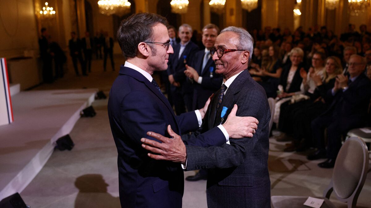 Paris' last colporteur receives French