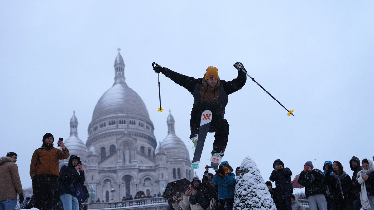 Snow in Paris - skiers take over Montmartre