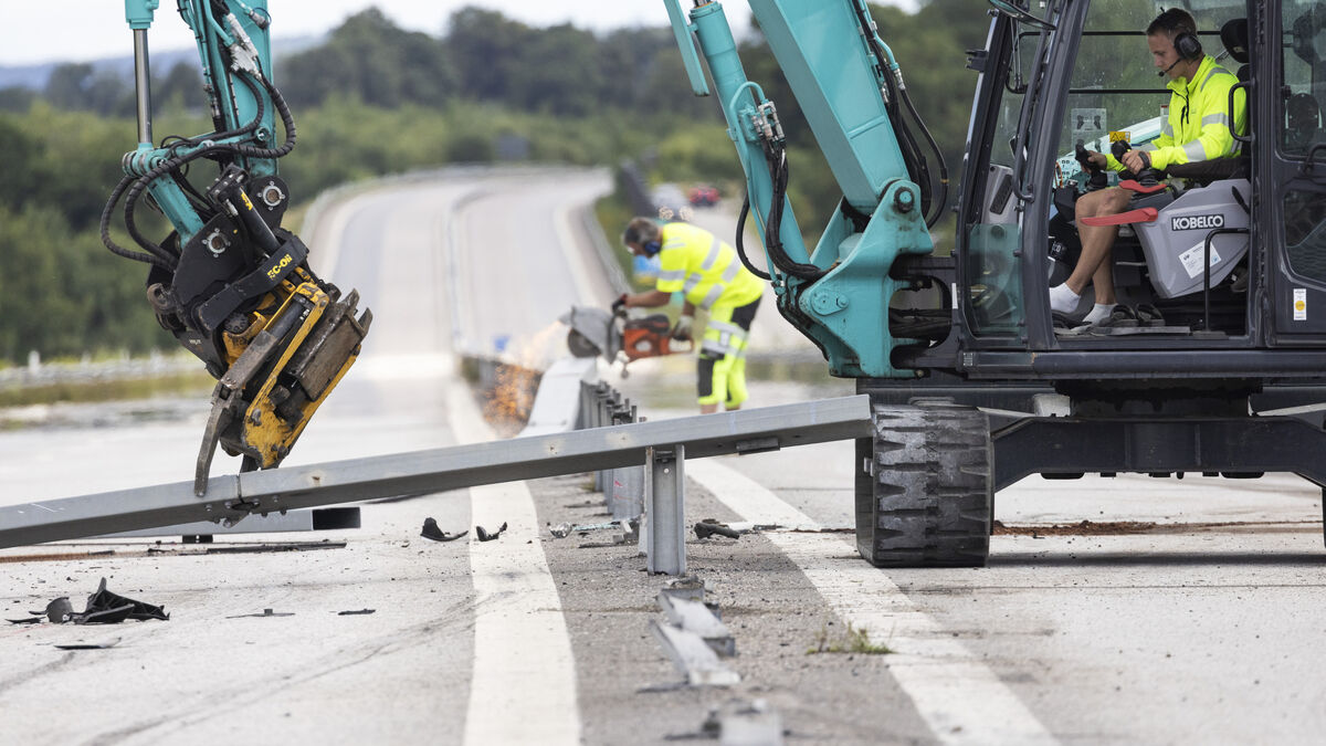 E22 reopened after crash between