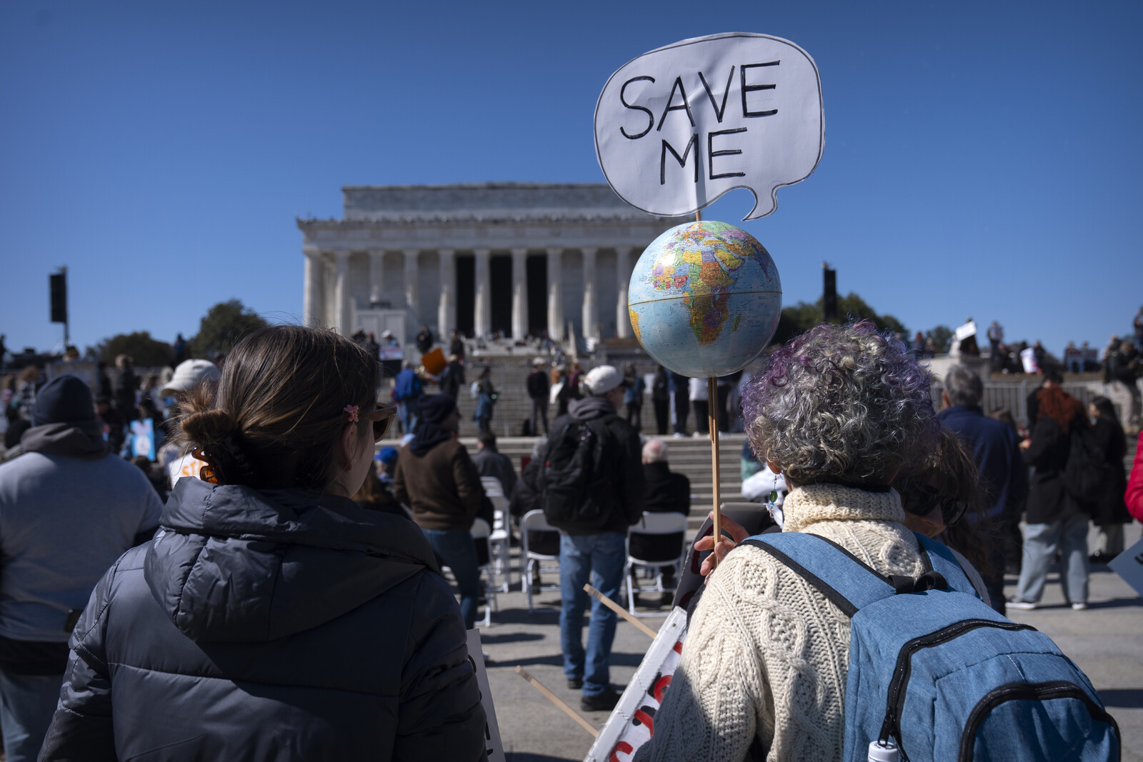Thousands of Researchers in Protest Against Cuts