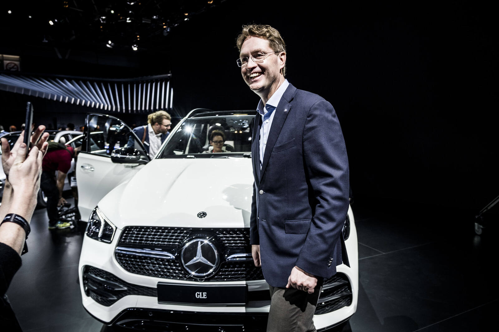 Profit slump for Mercedes - cutting costs