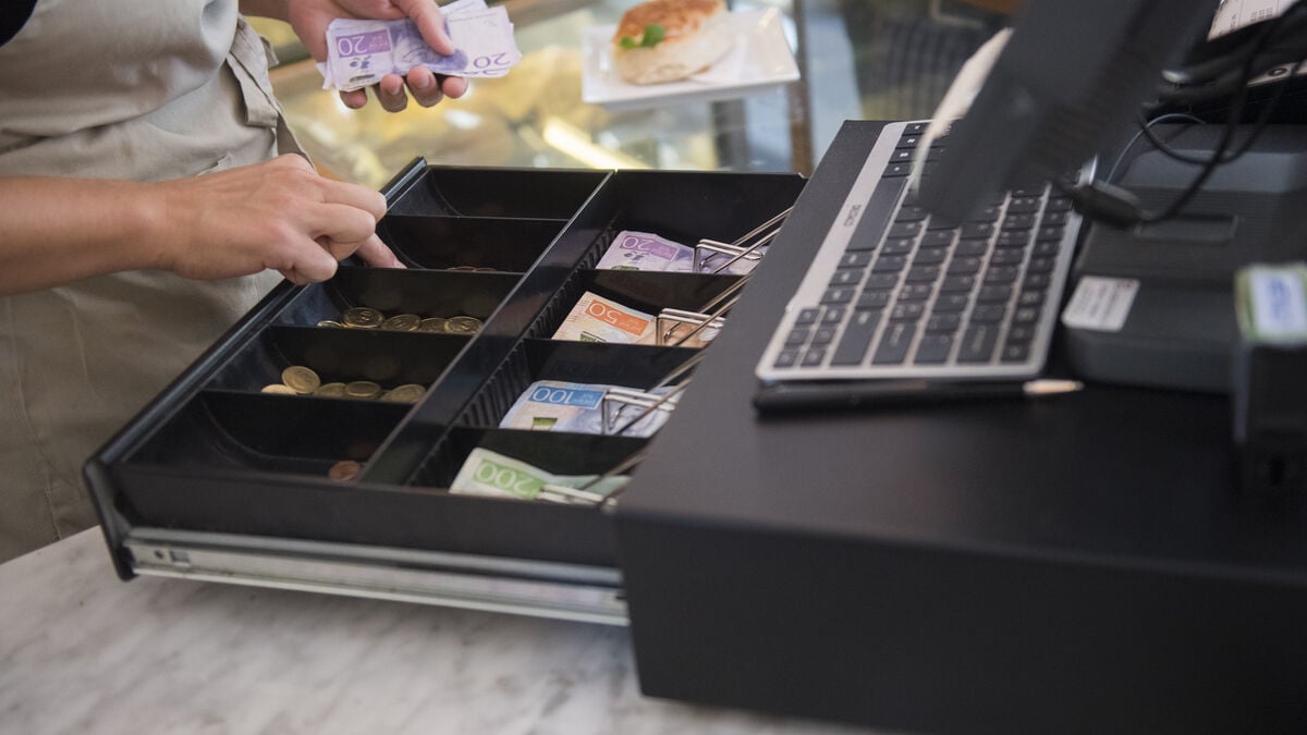 Swedish grocery store to remain cashless despite new cash law