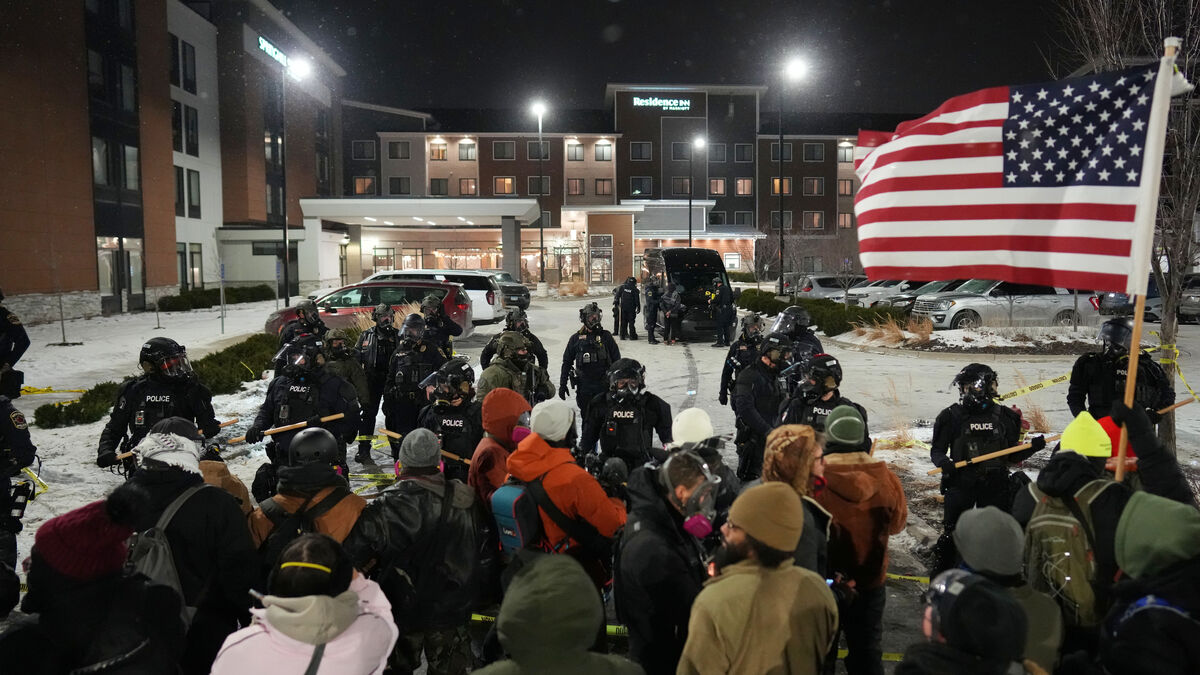 Federal judge temporarily halts arrests