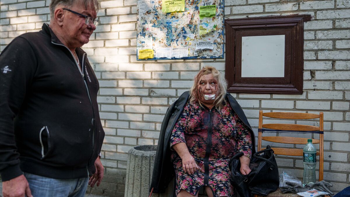 Giant Russian attack in Ukraine - dead bodies dug out of rubble