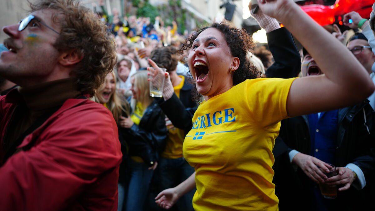 Fans cheer after Sweden's dream World Cup start