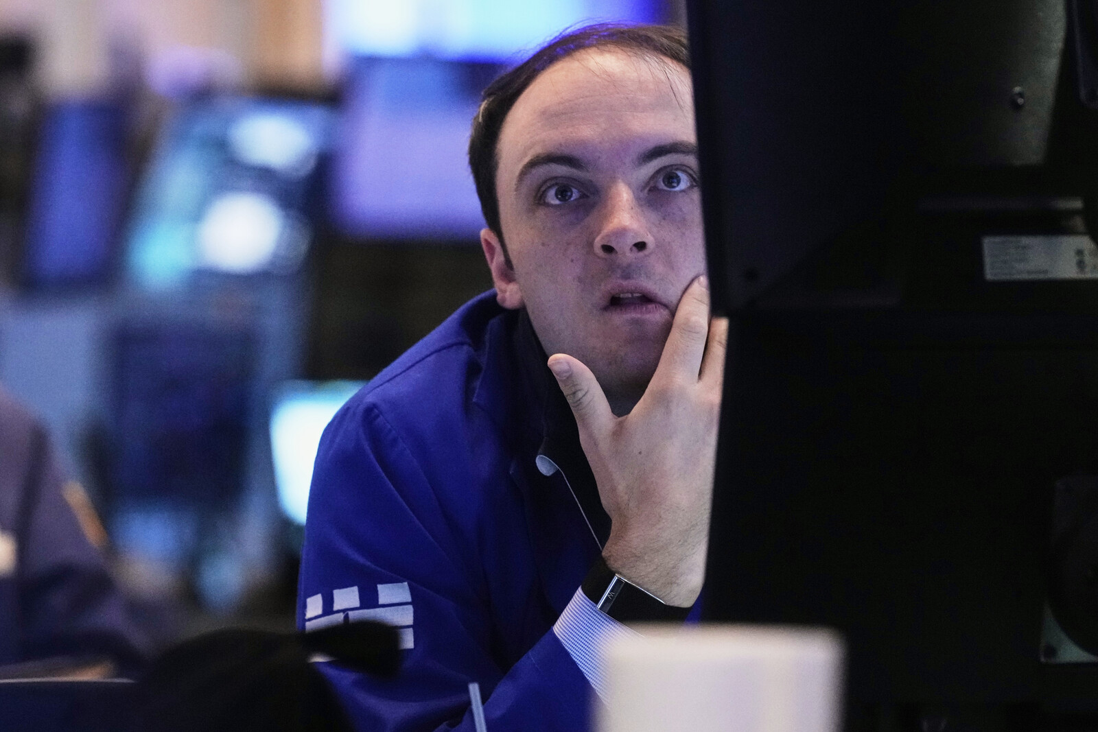 Wall Street Declines as Tech Stocks Fall, Breaking S&P 500 Streak