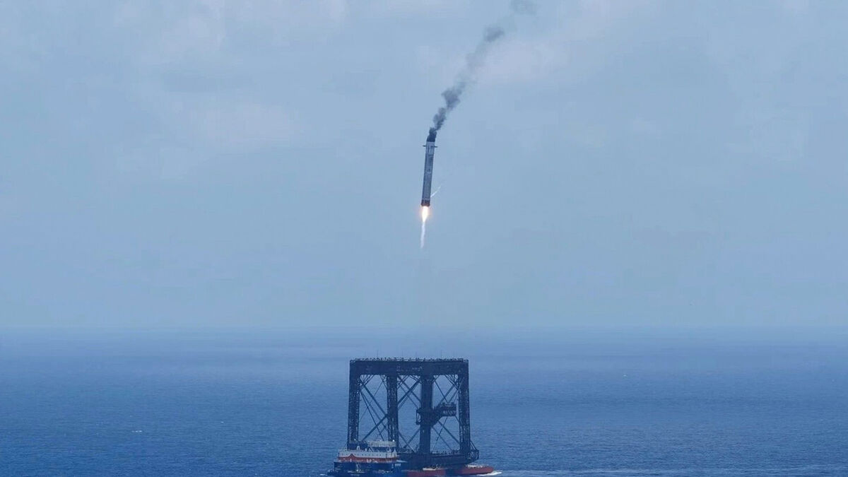 China captures rocket booster in